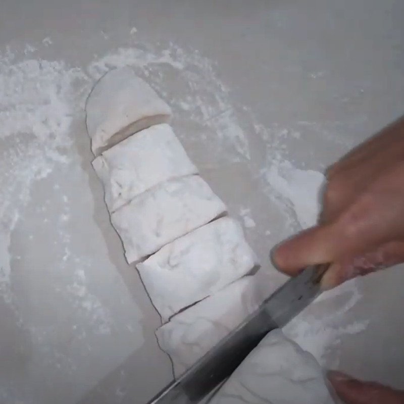 Cán mỏng từng viên bột để tạo hình vỏ bánh bao