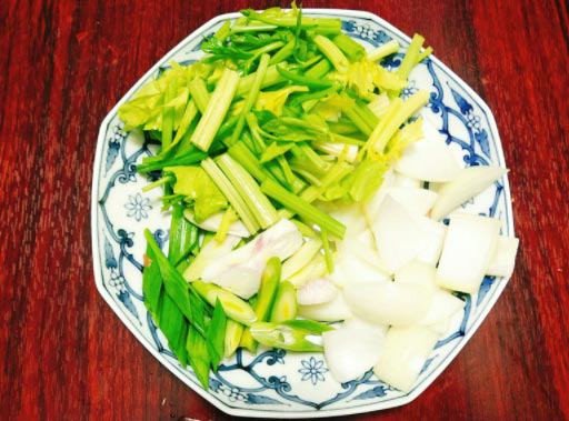 Cần tây, tỏi tây và hành tây được cắt khúc đều đẹp