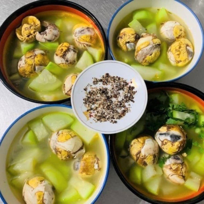 Canh bầu trứng vịt lộn truyền thống