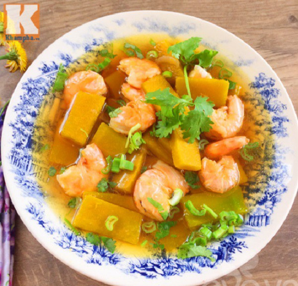Canh bí đỏ nấu tôm đã hoàn thành, màu sắc hấp dẫn