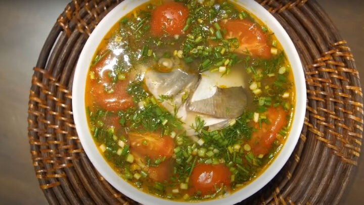 Canh cá nấu chua đầu cá kiểu miền Bắc thơm ngon