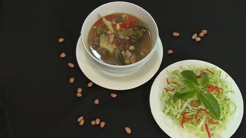 Canh cải chua chay đậu phộng độc đáo