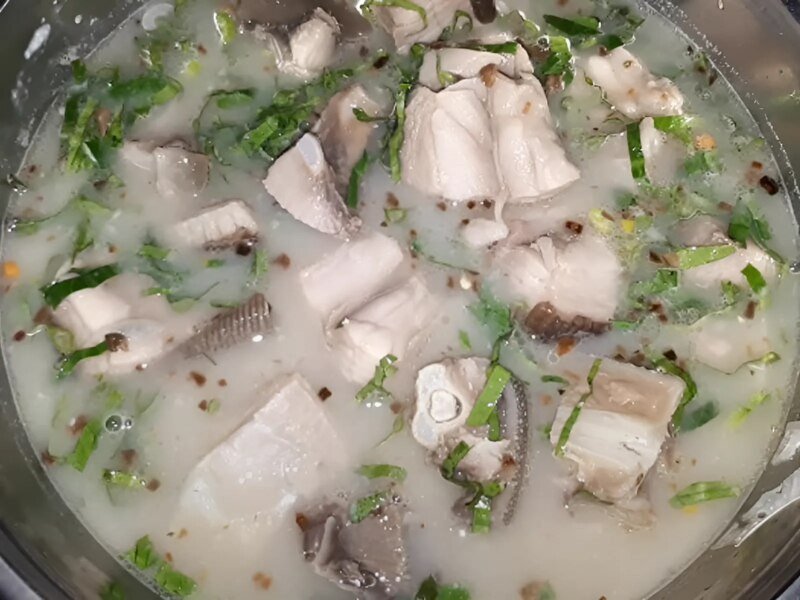 Canh chua cá đuối nấu cơm mẻ với rau nhút và bắp chuối thơm lừng, đậm đà