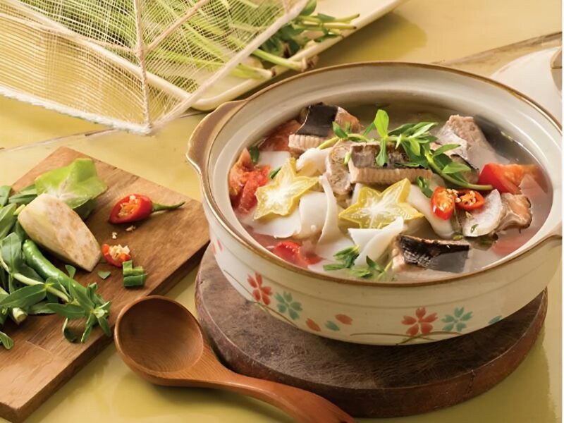 Canh chua cá đuối nấu măng chua và khế, một món ăn đậm đà hương vị miền Trung