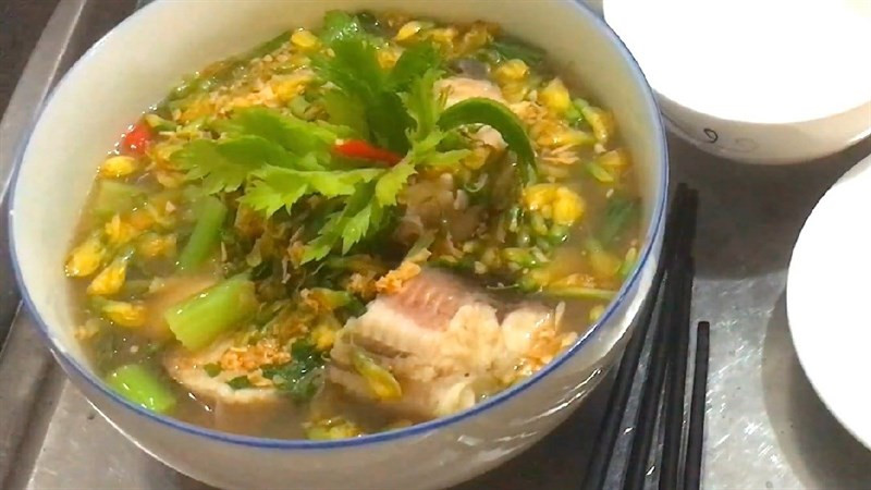 Canh chua cá lăng bông điên điển sắc vàng đẹp mắt