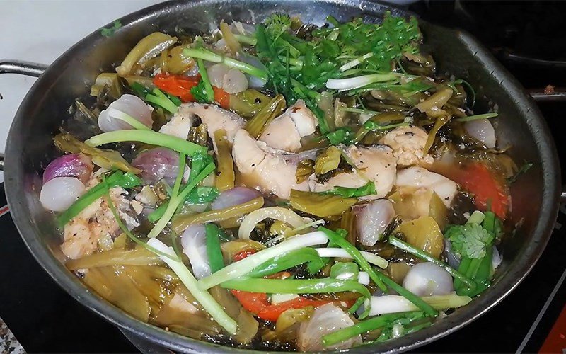 Canh chua cá trắm dưa chua hấp dẫn