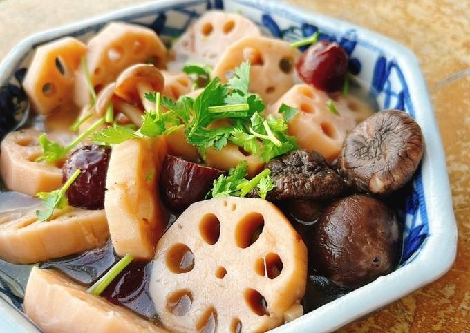 Canh củ sen táo đỏ kỷ tử chay