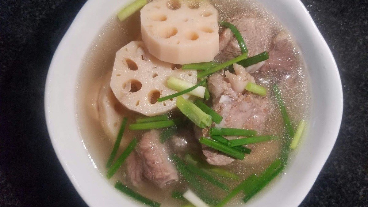 Canh củ sen với xương sườn non đậm đà