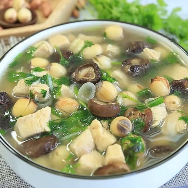 Canh gà hầm hạt sen nấm hương, bổ dưỡng, phù hợp làm món canh cho bé ăn cơm