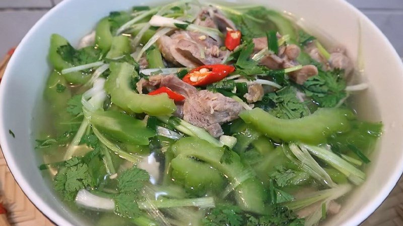 Canh gà khổ qua thanh mát, tốt cho sức khỏe