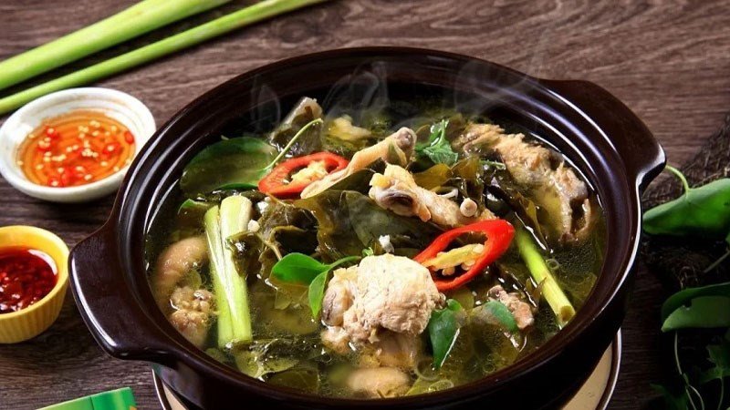 Canh gà lá giang với hương vị chua thanh dễ chịu