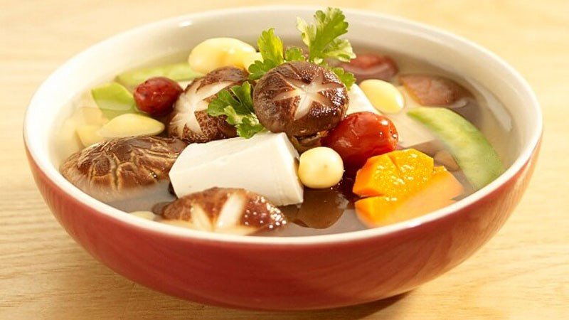 Canh gà nấm hương nóng hổi, thanh ngọt