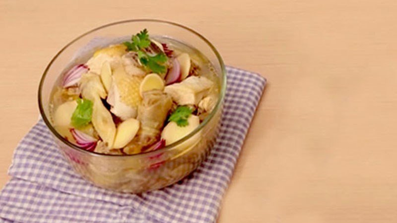 Canh gà nấu gừng ấm áp, giải cảm hiệu quả