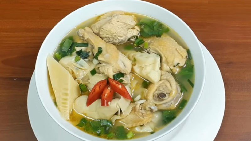 Canh gà nấu măng tươi giòn sần sật, đậm đà