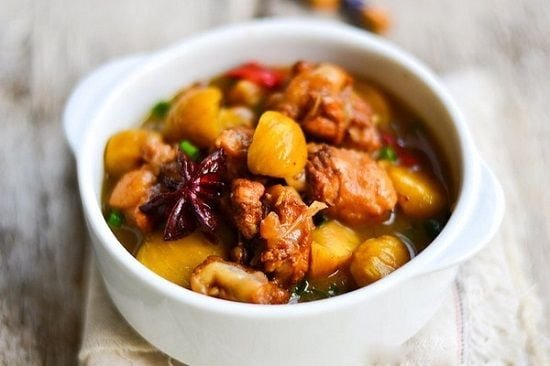 Cánh gà om hạt dẻ với hoa hồi, gợi ý cách sử dụng hoa hồi cho món om