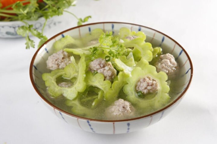 Canh khổ qua cắt lát thịt băm truyền thống với màu xanh tươi mát