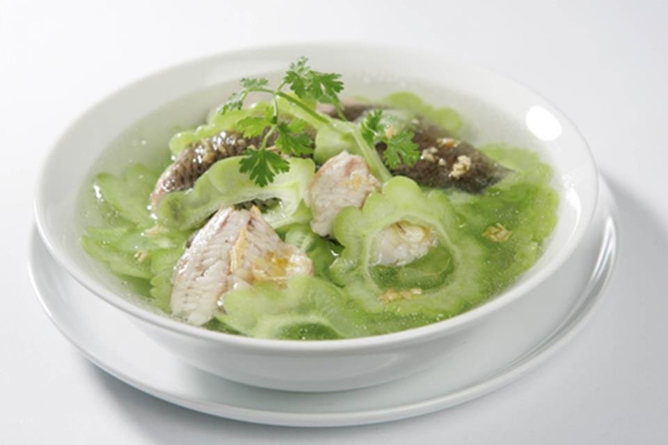 Canh khổ qua cắt lát với cá lóc tươi ngon