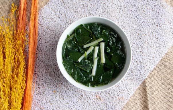 Canh mồng tơi nấu không có vị thanh, ngọt dịu và rất dễ ăn.