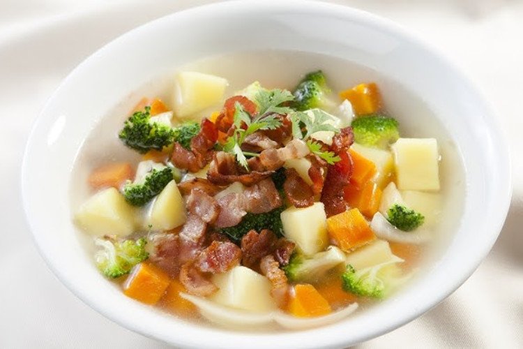 Canh thịt hun khói hầm rau củ bổ dưỡng