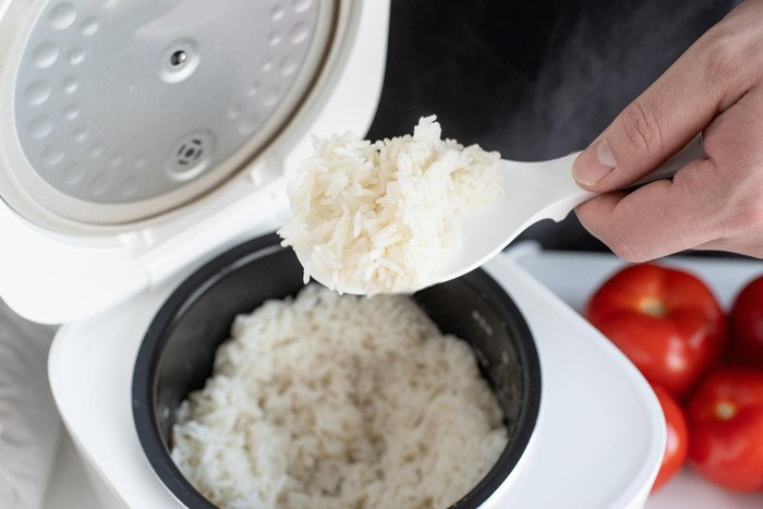 Canh thời gian nấu khoai lang khô với đậu đen trong nồi cơm điện cơ