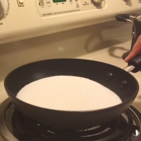 Caramel đang được thắng trong chảo