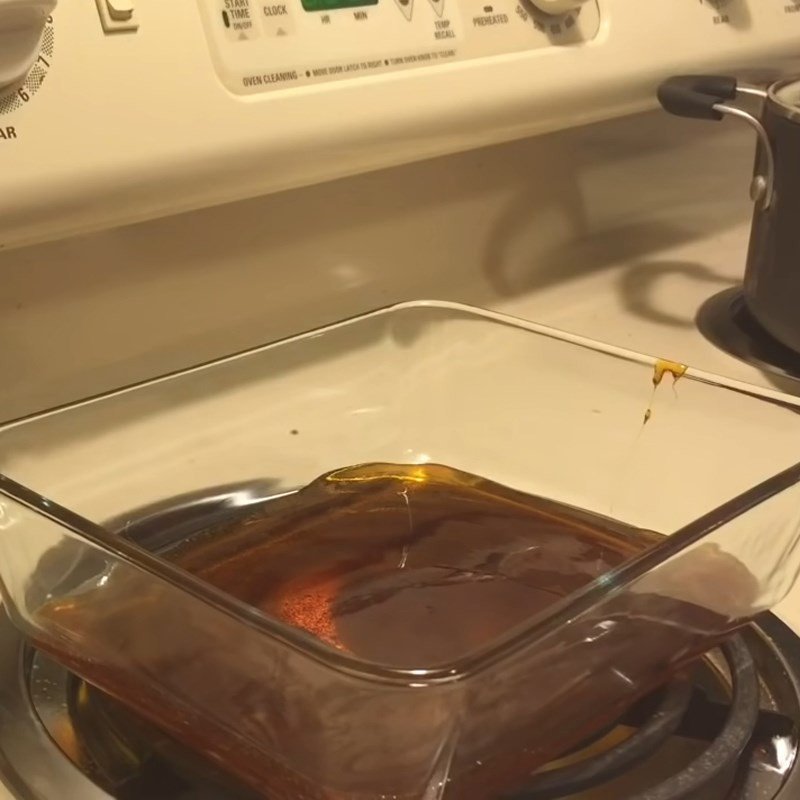 Caramel vàng óng được rót vào từng khuôn