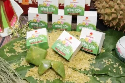 Cắt bánh cốm Hà Nội thành miếng nhỏ, biểu thị việc kiểm soát lượng calo khi thưởng thức