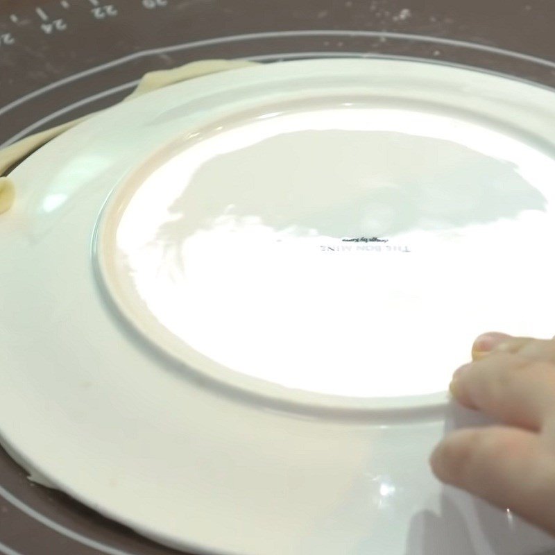 Cắt bỏ phần bột thừa để vỏ bánh tortilla có kích thước hoàn hảo