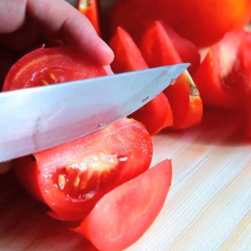 cắt cà chua múi cau chuẩn bị sốt