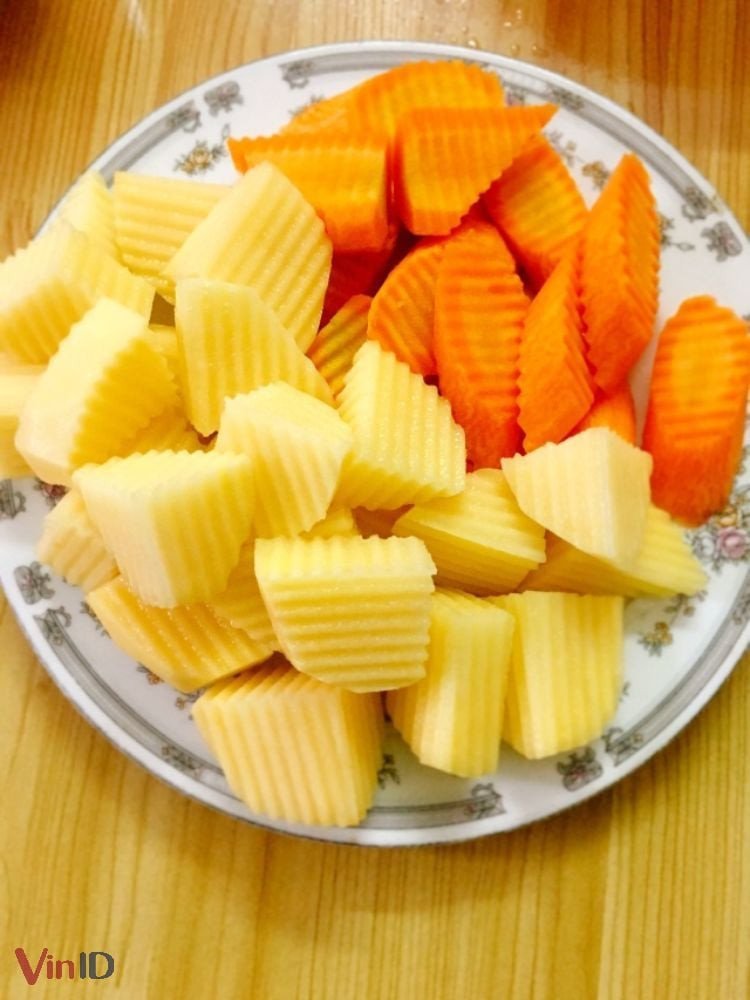 Cắt cà rốt và đậu thành từng miếng vừa ăn