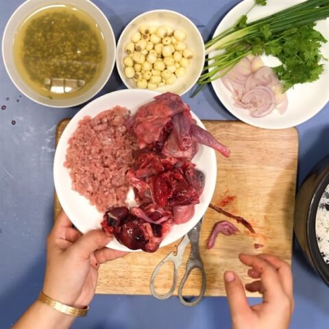 Cắt chim bồ câu đã sơ chế thành từng khúc vừa ăn để dễ dàng chế biến món cháo