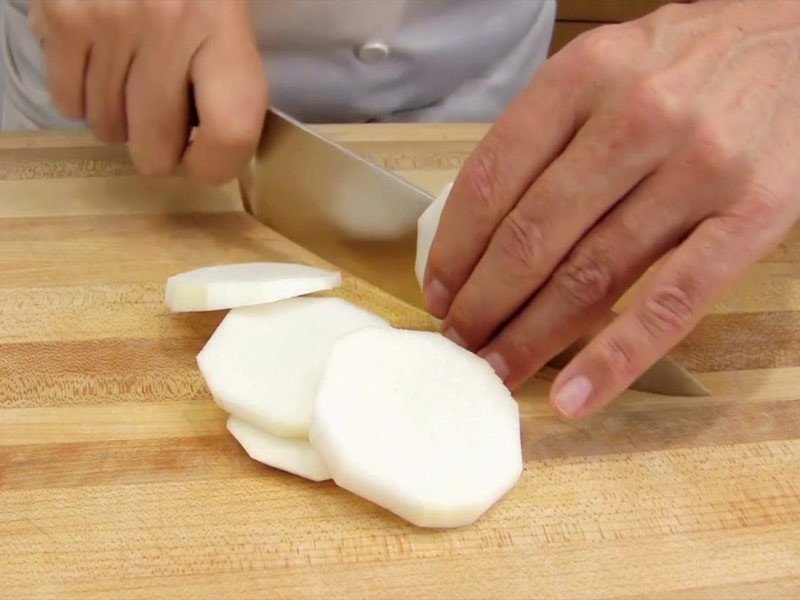 Cắt củ cải trắng thành khoanh vừa ăn để xào