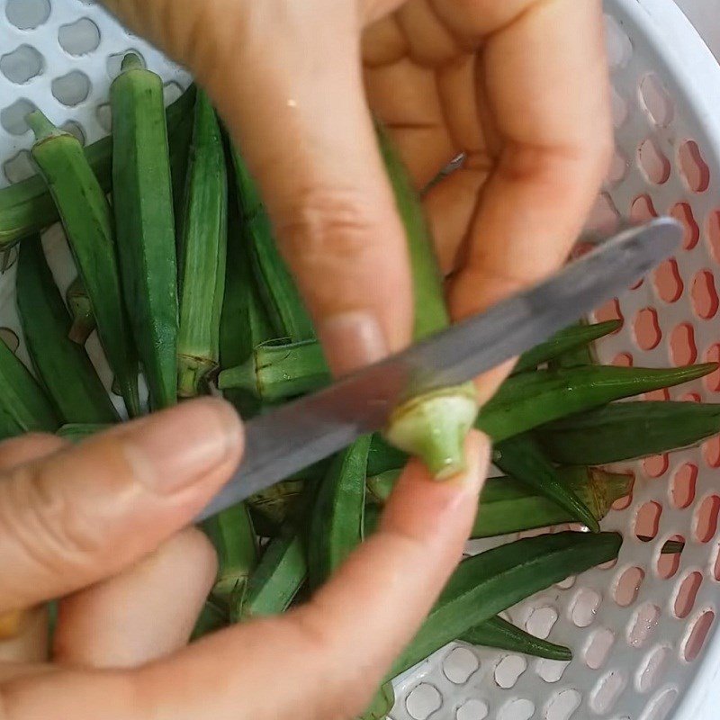 cắt đậu bắp chuẩn bị xào với thịt