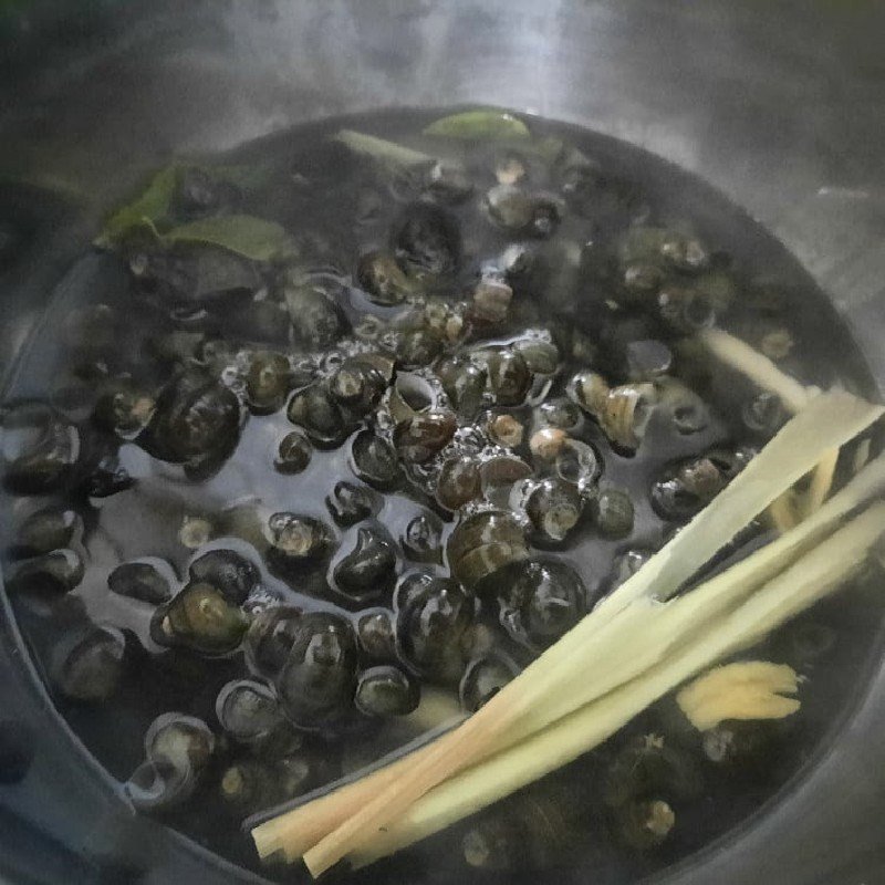 Cắt đít ốc là bước quan trọng khi nấu ốc hút miền Trung