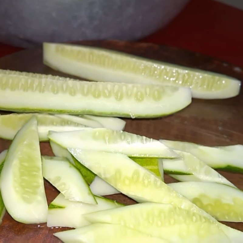 Cắt dứa thành miếng vừa ăn, chuẩn bị xào bạch tuộc