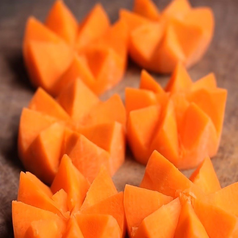 Cắt khoai tây vuông vắn chuẩn bị cho canh thịt bò khoai tây