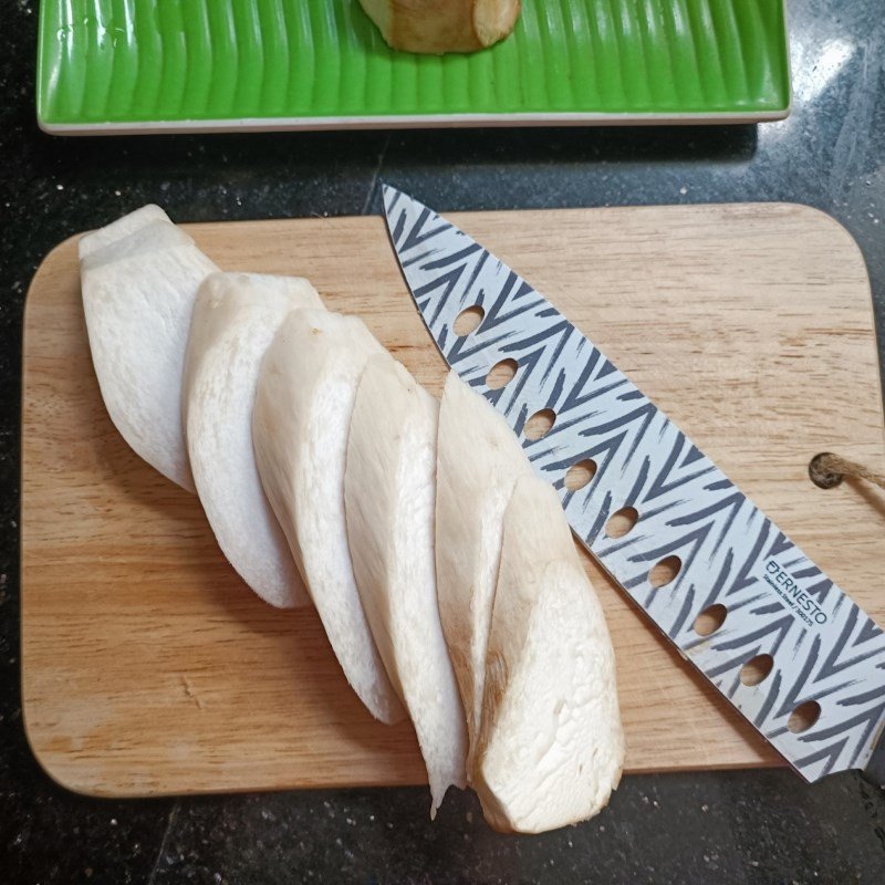 Cắt nấm đùi gà thành miếng hình con cờ đều đẹp