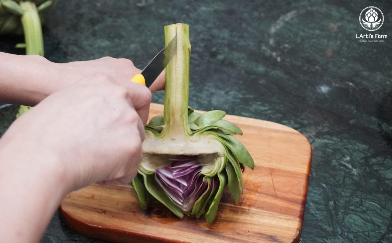 Cắt nhỏ bông atiso sau khi sơ chế