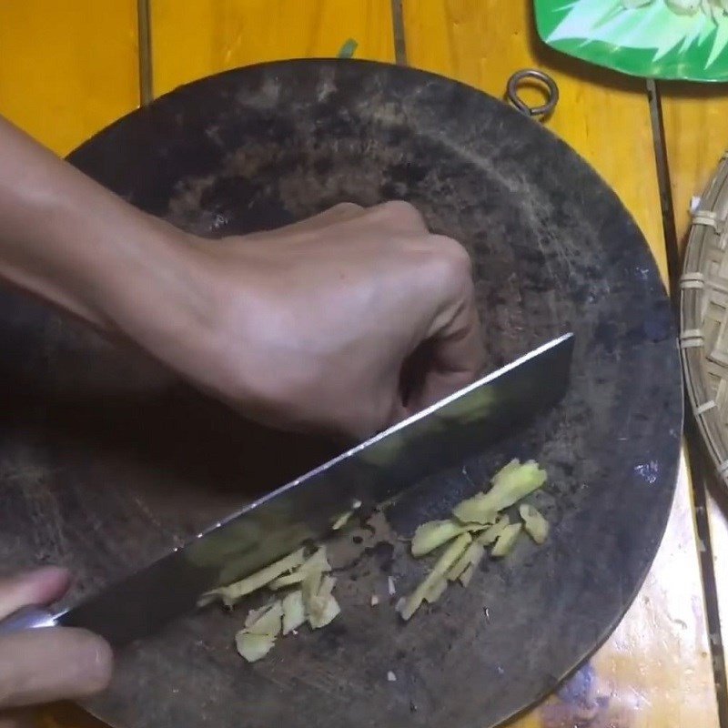 Cắt rau cải đã sơ chế