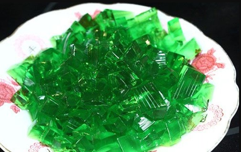 Cắt thạch rau câu thành miếng vuông nhỏ để thêm vào ly chè sầu riêng