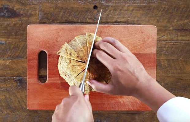 Chả cá chiên vàng được cắt miếng vừa ăn cho món bún chả cá