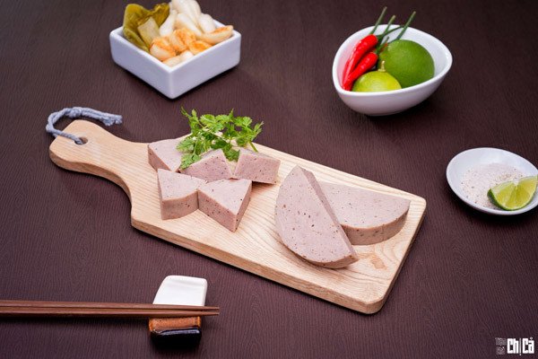 Chả lụa Bình Định ăn kèm bánh mì