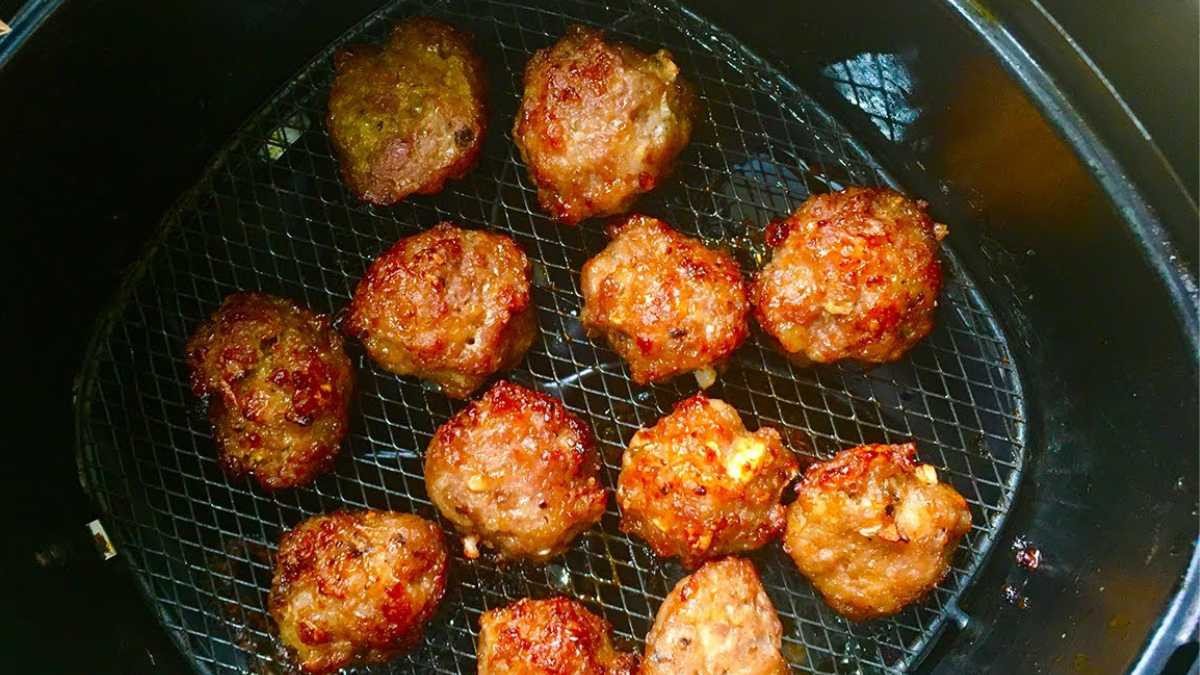 Chả nướng thịt băm vàng ruộm trong nồi chiên không dầu hấp dẫn