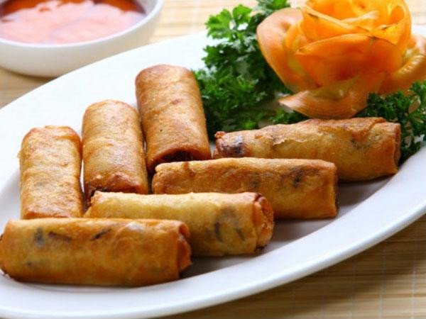 chả ram thịt heo chiên vàng giòn kèm rau sống