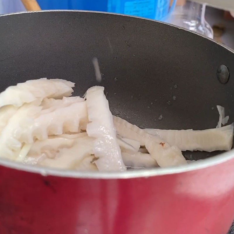 Chả rươi săn chắc trong món canh khế chua đậm đà