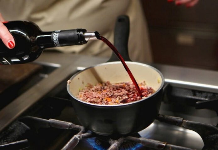 Chai rượu vang đỏ để nấu gân bò sốt vang, gợi ý lựa chọn rượu phù hợp