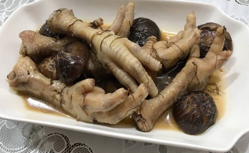 Chân gà tiềm nấm đông cô và tóc tiên độc đáo, mềm ngon
