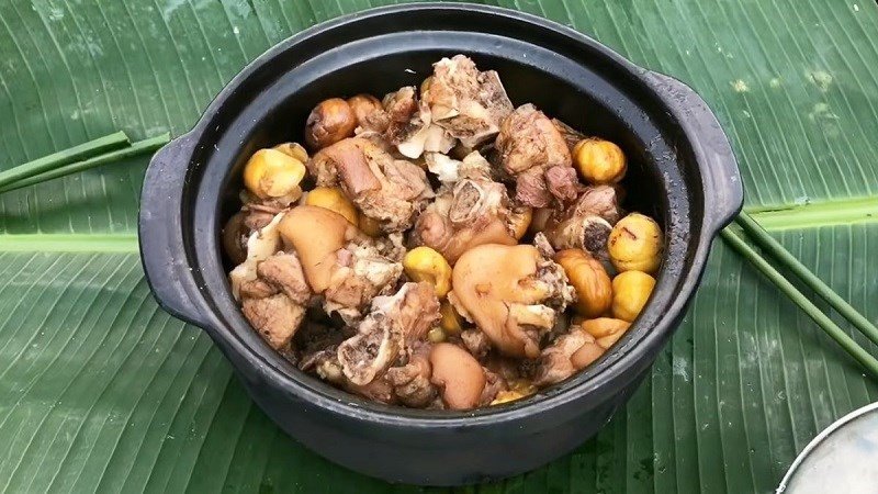 Chân giò hầm hạt dẻ