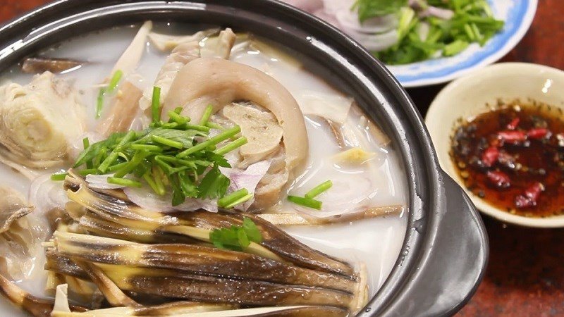 Chân giò hầm hoa chuối