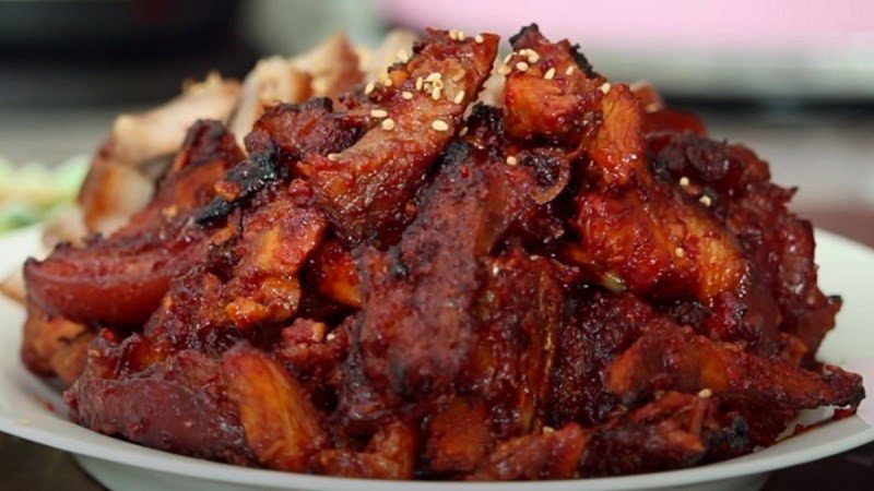 Chân giò hầm sốt cay Hàn Quốc